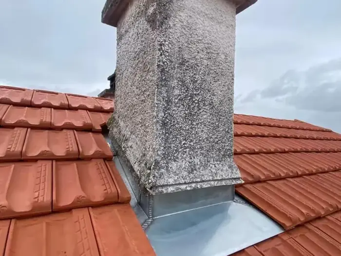 Souche de cheminée et solin zinc repris